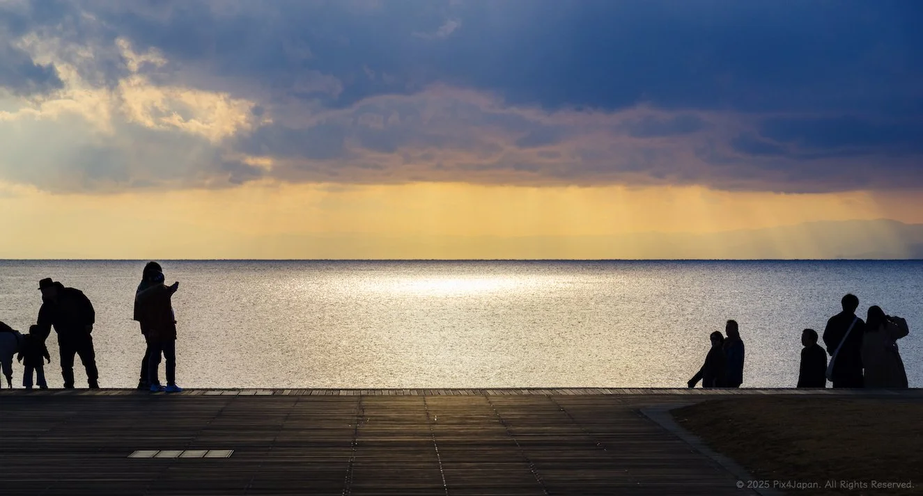 Golden Light and Silent Silhouettes at Katase-Nishihama Beach